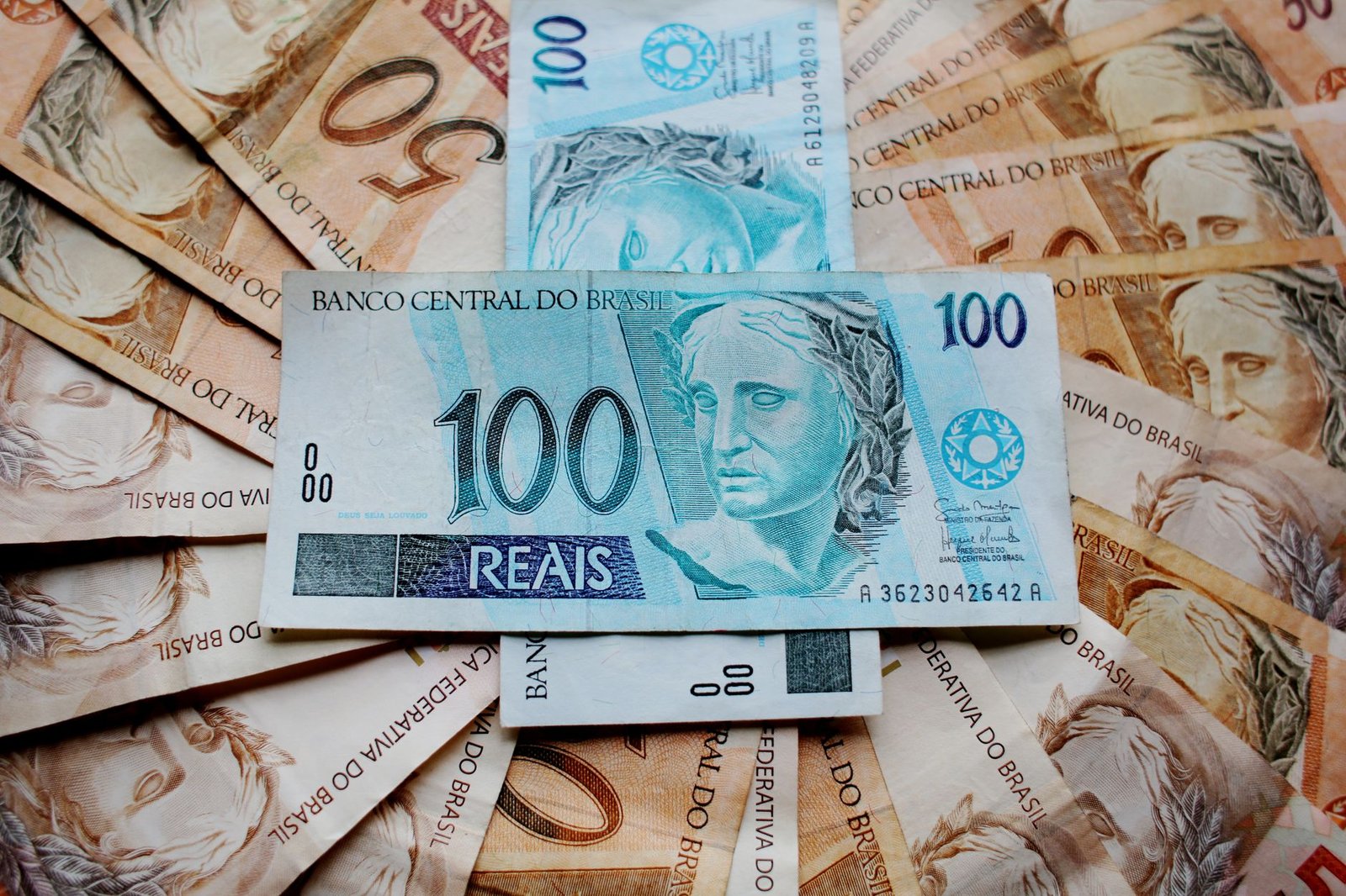 Copom corta a Selic para 14% ao ano no 4º corte seguido: o que muda no seu bolso